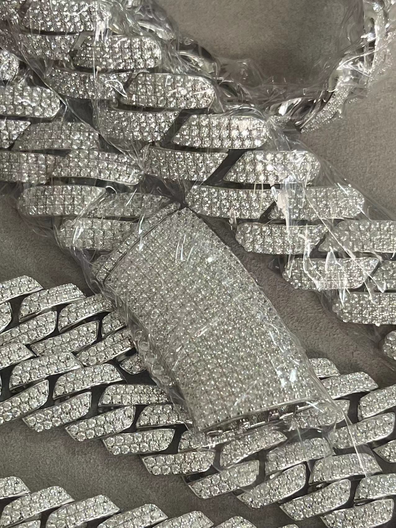 último caso de la compañía sobre Joyero de cadena cubano de Moissanite